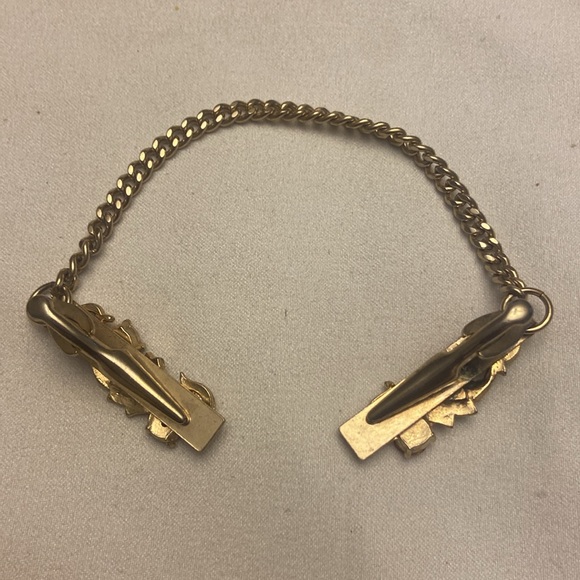 Vintage Elegant Leaves Pink Rhinestone Gold tone Chain Sweater Clip - Picture 3 of 4